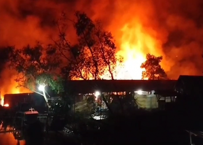 Gudang Minyak di Sungai Saren Tanjabbar Terbakar