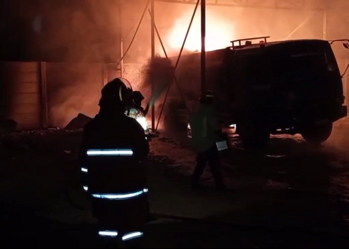 Mobil Tangki BBM Terbakar di Kelurahan Bagan Pete, Kecamatan Alam Barajo