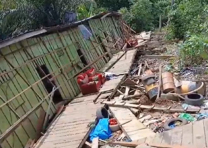 Dihantam Longsor, Satu Rumah Dan Bedeng 5 Pintu Roboh Di Kecamatan  Jujuhan Bungo