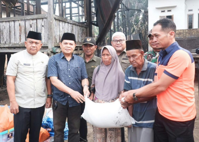 Sekda Muaro Jambi Turun Langsung Beri Bantuan Korban Kebakaran di Penyengat Olak