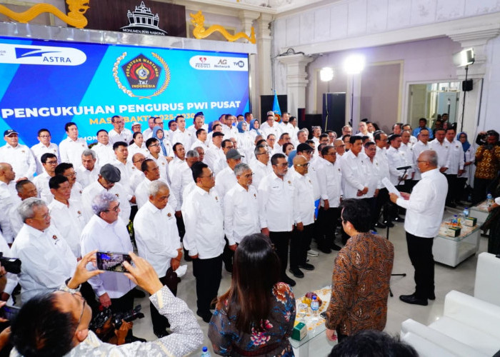 Pengukuhan Pengurus PWI Pusat: Ketum Beri Pesan , Menteri Komdigi Apresiasi Napak Tilas Berdirinya PWI 