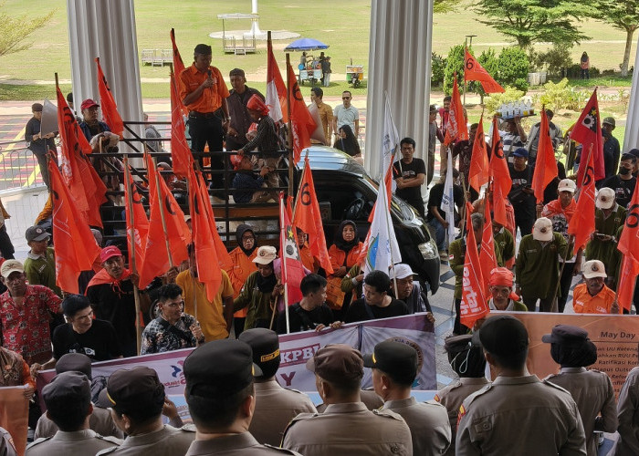 Puluhan Buruh Aksi di Kantor Gubernur Jambi Saat May Day 2026, Sampaikan 9 Tuntutan