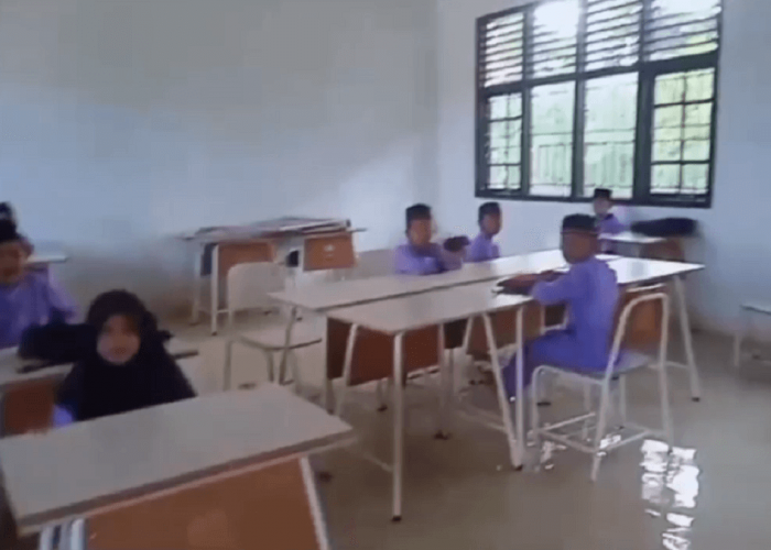 Memprihatinkan, Siswa SDN 134 Muaro Jambi Harus Belajar Ditengah Banjir