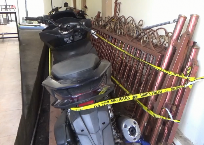 Tiga Orang Diduga Mencuri Pagar Saat Demo Ricuh.