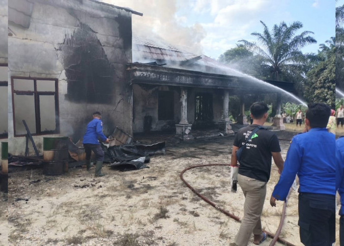 Rumah Pardede di Unit 5 Sungai Bahar Hangus Terbakar Karena Korsleting Listrik