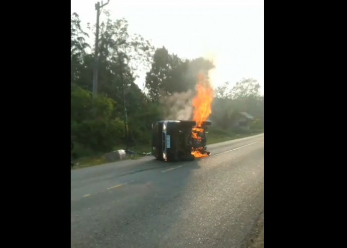 Mobil Pengangkut Baterai Lithium Telkomsel Terbakar di Desa Mengupeh