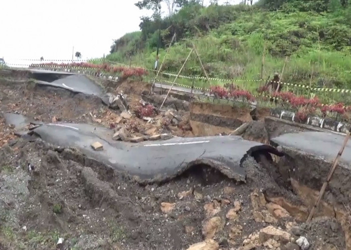 Jalan Jalur Dua Bukit Tengah Siulak Kerinci Ambruk Sepanjang 25 Meter