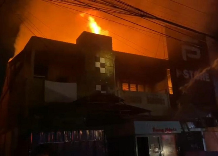Si Jago Merah Mengamuk di Lebak Bandung, Tiga Ruko Dua Lantai Terbakar