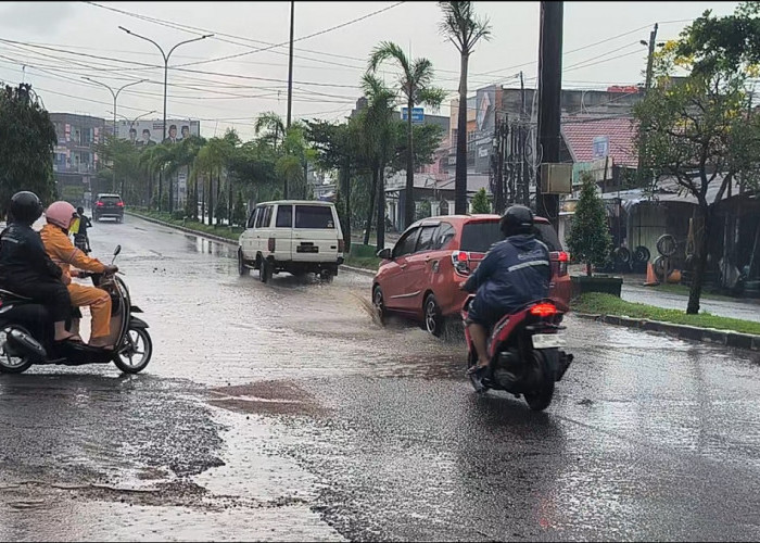 Pedagang di Jalan Kapten Pattimura Keluhkan Jalan Berlubang dan Banjir, Harapkan Perhatian Pemerintah