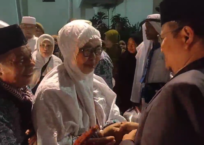 Kepulangan Jamaah Haji Kota Jambi Disambut Haru Keluarga, Maulana: Alhamdulillah Semua Sehat
