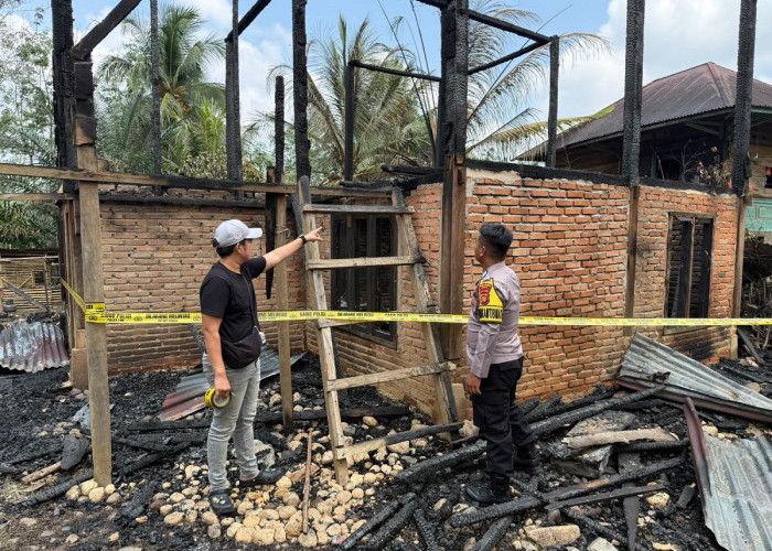 DITINGGAL KE KEBUN, RUMAH LUDES TERBAKAR! Kerugian Ditaksir Capai Rp300 Juta