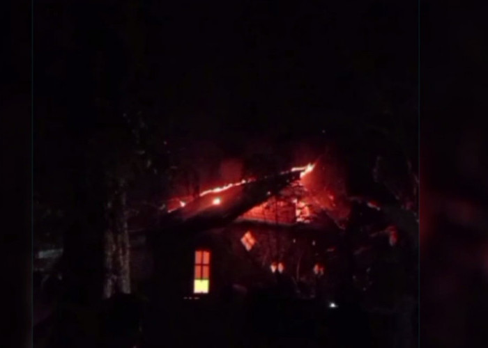 Kompor Gas Meledak, Satu Unit Rumah Warga Malapari Hangus Terbakar