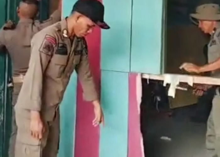 Satpol PP Tertibkan Warung Remang-Remang di Pasar Bawah Sarolangun