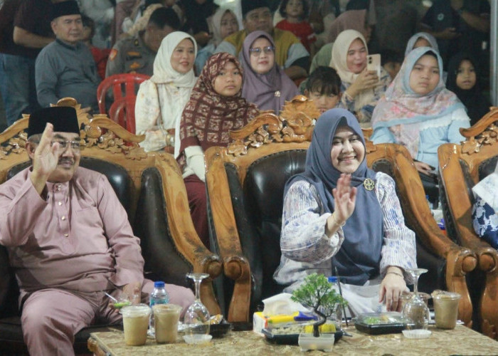 Bupati Anwar Sadat Lepas Peserta Festival Arakan Sahur Minggu Ke-2, Warga Kota Jambi Turut Memadati Lokasi