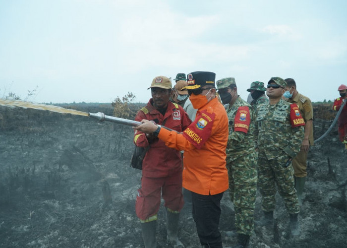 Gubernur Al Haris Berjibaku Padamkan Karhutla di Muaro Jambi, Dorong Masyarakat Manfaatkan Program PLTB