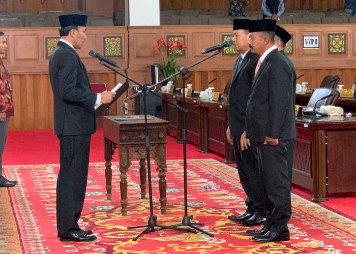 Ketua DPRD Jambi Edi Purwanto Ambil Sumpah Janji PAW Ismed dan Andarno
