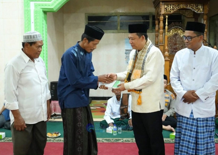 Safari Ramadhan Berakhir di Tri Jaya, Bupati BBS Perkuat Silaturahmi dan Serahkan Bantuan
