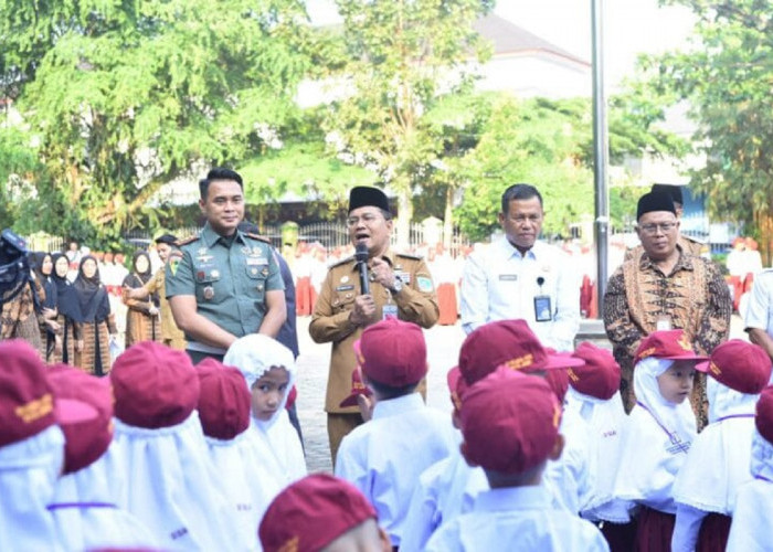 Wali Kota Jambi Antar Anak ke Sekolah di Hari Pertama Tahun Ajaran Baru