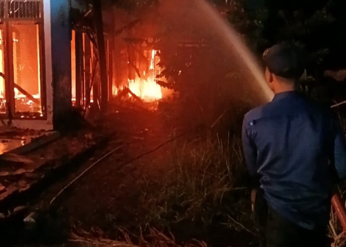 Diduga Berawal dari Bakar Sampah, Rumah Permanen di Muaro Jambi Ludes Terbakar, Damkar Berjibaku Hampir 3 Jam