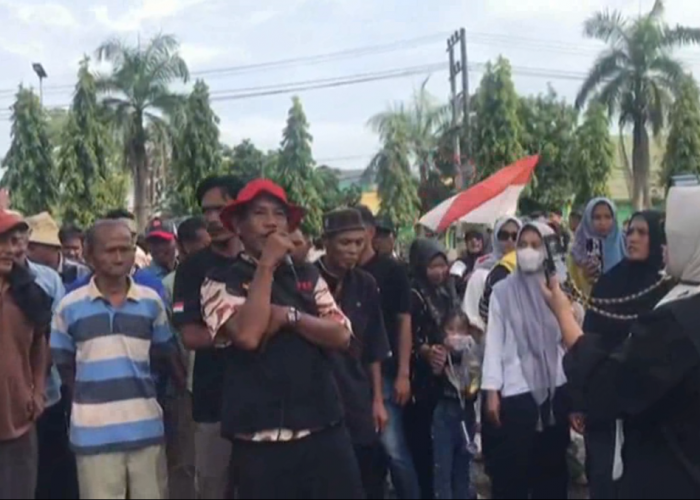 Aksi Unjuk Rasa Warga Benteng Rendah Desak Pemerintah Copot Jabatan Kades