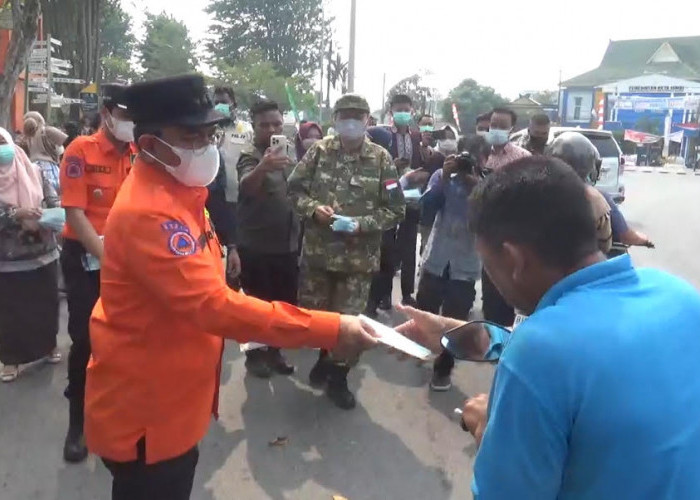 Pemkot Jambi Bagikan Masker, Warga Diminta Pantau ISPU di Tengah Kabut Asap