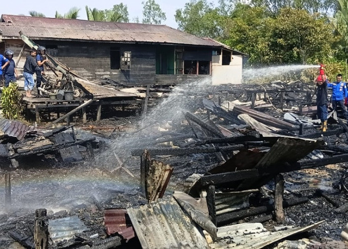  Kebakaran Siang Hari di Muara Sabak Timur, Dua Rumah dan Motor Hangus