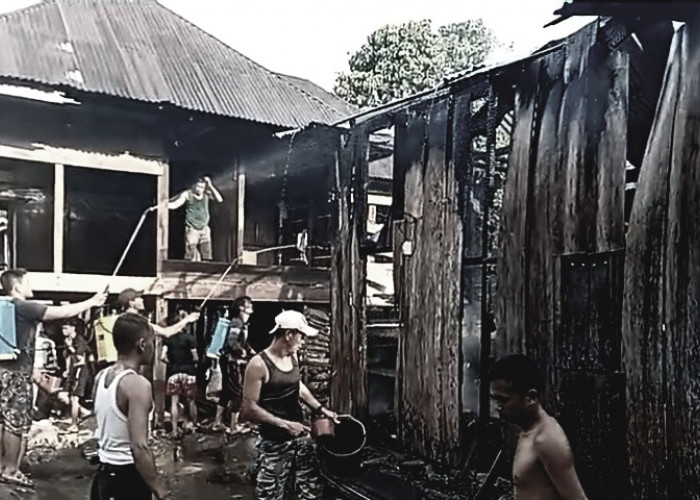 Tak Ada Pemadam, Warga Gunakan Teng Semprot Padamkan Api, Rumah Peri Ludes