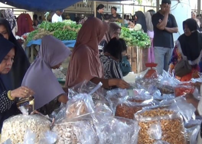 Jelang Idul Fitri 1447 H, Warga Tanjab Timur Ramai Berburu Kue Lebaran di Pasar Tradisional