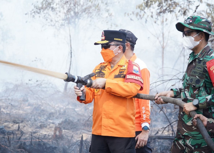 Kawasan Gambut Londerang Kembali Terbakar, Al Haris Turun ke Lokasi dan Uji Zat Pemadam Api Gambut