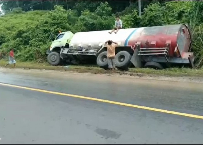 Hindari Korban Jiwa Akibat Rem Blong, Sopir Truk Sengaja Terabas Semak Belukar di Bungo