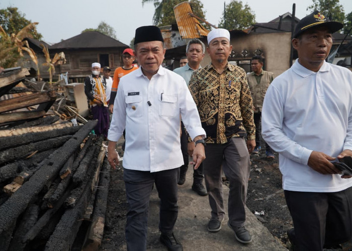 Gubernur Al Haris Turun Langsun Serahkan Bantuan untuk Korban Kebakaran di Desa Buat Kabupaten Bungo