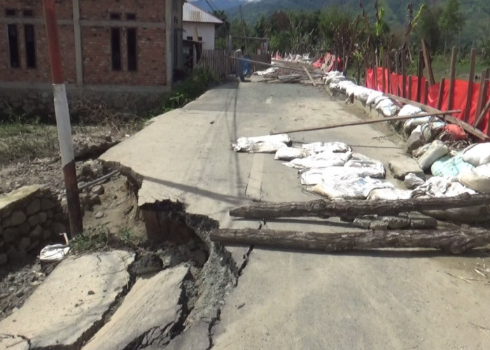 Jalan Desa Tanjung Karang Amblas 3 Meter Akibat Banjir, Akses Ditutup Sementara