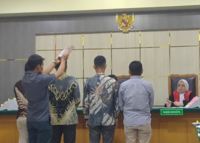 Hakim Tipikor Periksa 4 Kepala Sekolah Sebagai Saksi Dalam Perkara Korupsi Varial Adhi cs