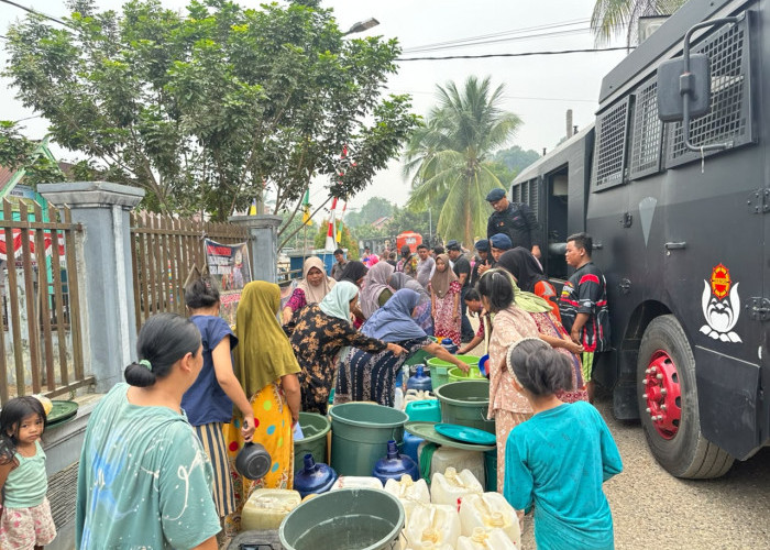 Ringankan Kebutuhan Warga, Brimob Polda Jambi Kirim Bantuan Air Bersih
