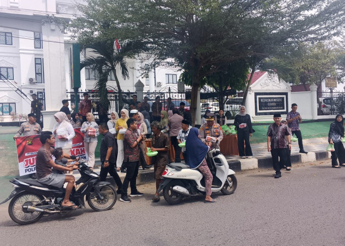 JUMAT BERKAH! Polres Bungo dan Kejari Bungo Berbagi di Depan Kantor Kejaksaan, Warga Antusias Terima Paket Mak