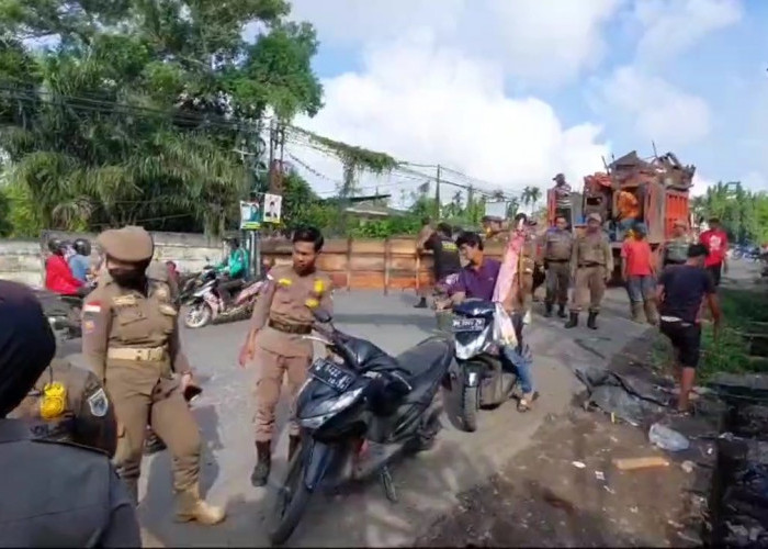 Jadi Biang Kemacetan Kota Jambi, Satpol PP Tertibkan PKL di Jalan Orang Kayo Pingai