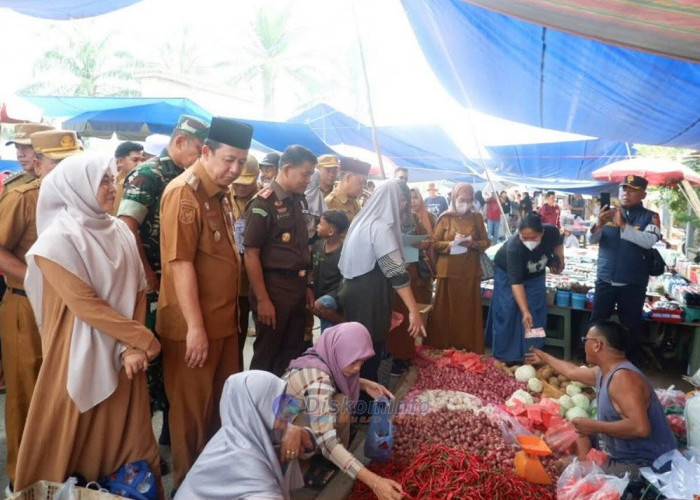 Bupati Muaro Jambi Sidak Pasar Sengeti, Pastikan Harga Bahan Pokok Stabil Jelang Idul Fitri