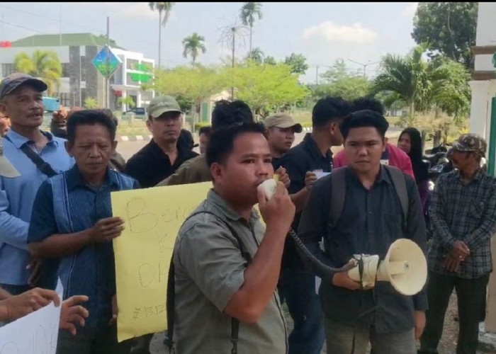 Warga Desa Parit  Geruduk Kejari Muaro Jambi, Desak Kades-BPD Diperiksa Terkait Dugaan Dana Desa