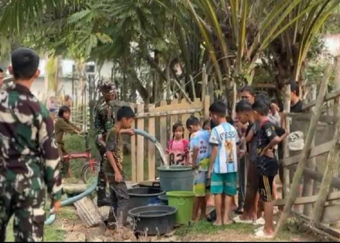 Brigif TP 35/Siginjai Salurkan Air Bersih 15 Ton