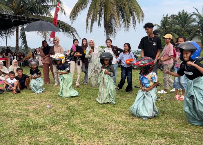Balap Karung Pakai Helm Meriahkan Perayaan Idul Fitri di Batang Hari