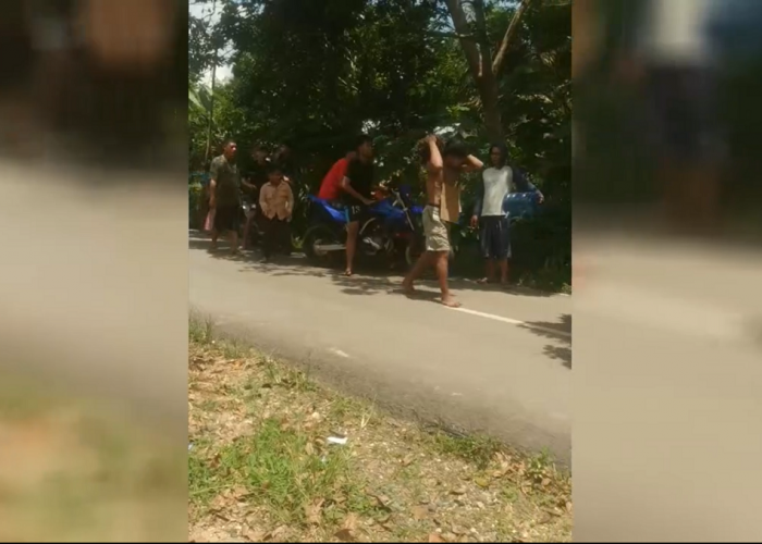 Pencuri Sawit Tertangkap Warga, Terduga Pelaku Diarak Sambil Membawa Setandan Sawit