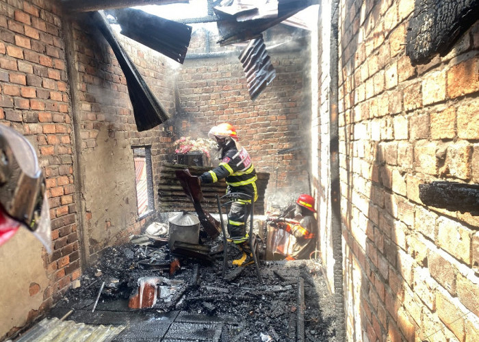 Diduga Dipicu Puntung Rokok, Rumah Dua Lantai di Jambi Timur Terbakar, Satu Warga Alami Luka Ringan