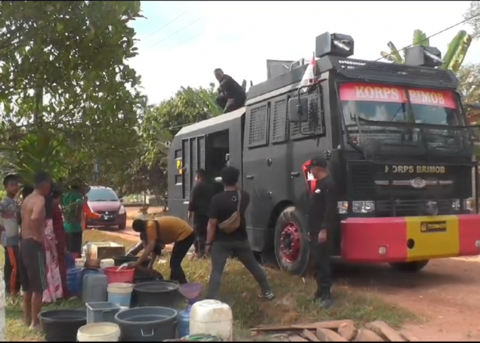 Brimob Turunkan Water Canon, Salurkan Air Bersih di Desa Talang Krinci 