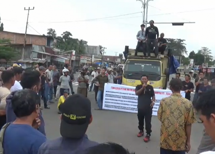 Ratusan massa dari 10 desa berkumpul di simpang tugu sultan taha