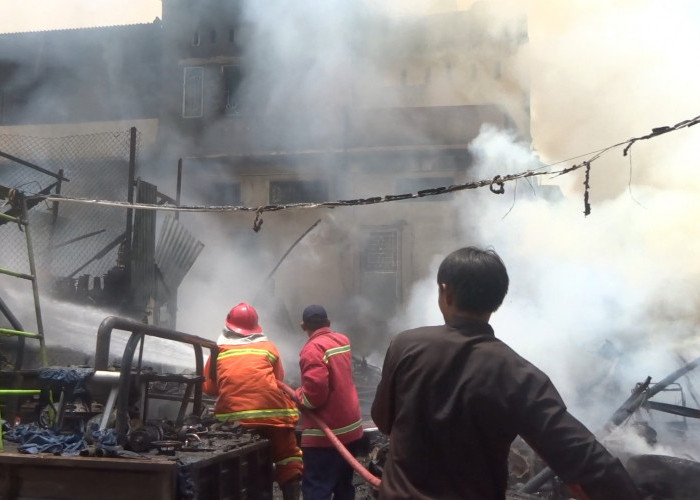 Kebakaran Bengkel di Talang Banjar Diduga Korsleting Listrik dan Ledakan Tabung Gas