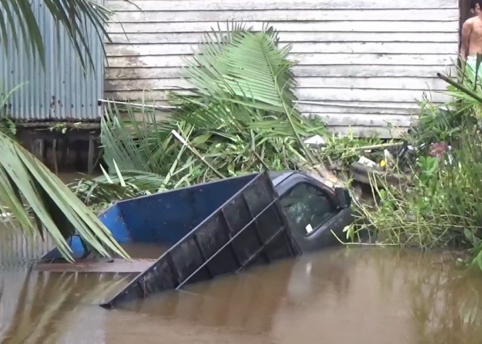 Diduga Sopir Hilang Kendali Satu Mobil Di Tanjab Barat Terjun Ke Sungai 