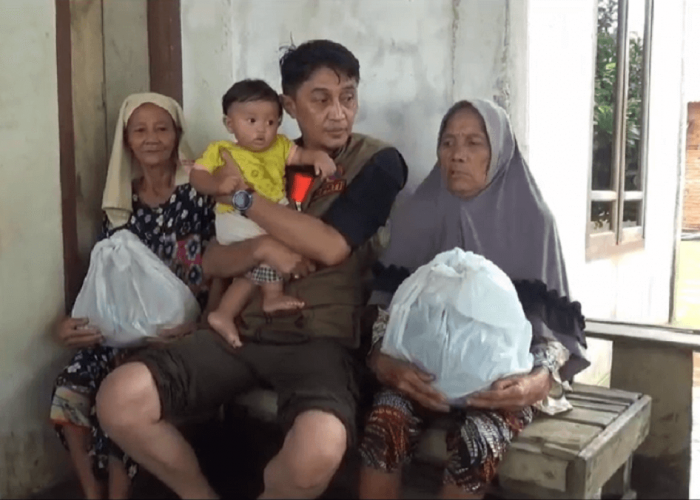 PJ Bupati Muaro Jambi Bachyuni Salurkan 2.246 Paket Sembako Secara Serentak Kepada Warga Terdampak Banjir