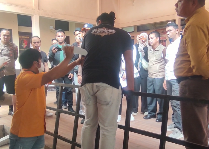 Rekonstruksi Penusukan Tuhono di Angso Duo: Korban Sempat Panjat Pagar Sebelum Tewas