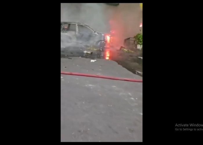 Demo Ricuh di Kejati Jambi, Mobil Jurnalis Ikut Terbakar
