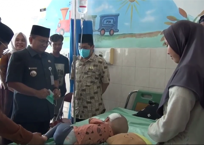 Walikota Maulana Jenguk Balita Penderita Hydrosefalus